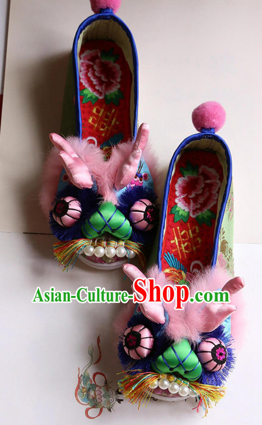 Chinese Handmade Cloth Shoes Layered Sole Shoes Embroidered Dragon Head Shoes Chinese Handmade Cloth Shoes Layered Sole Shoes Embroidered Dragon Head Shoes